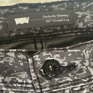 Levi’s. 512 Perfectly slimming bootcut. Size 32